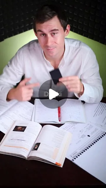 Kadr filmu Mike Armor o PLAUD